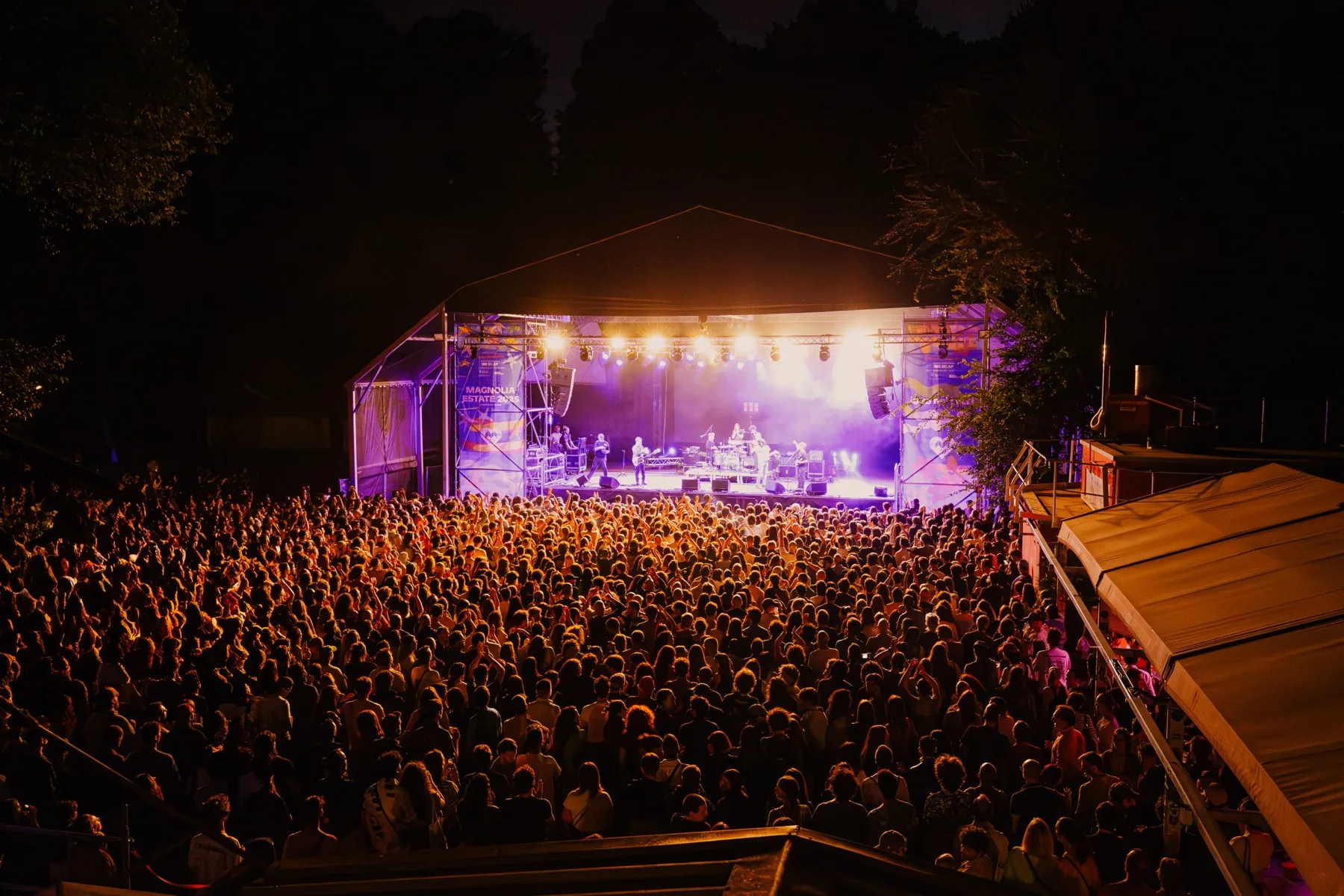 Il pubblico del Circolo Magnolia davanti al palco illuminato, di sera
