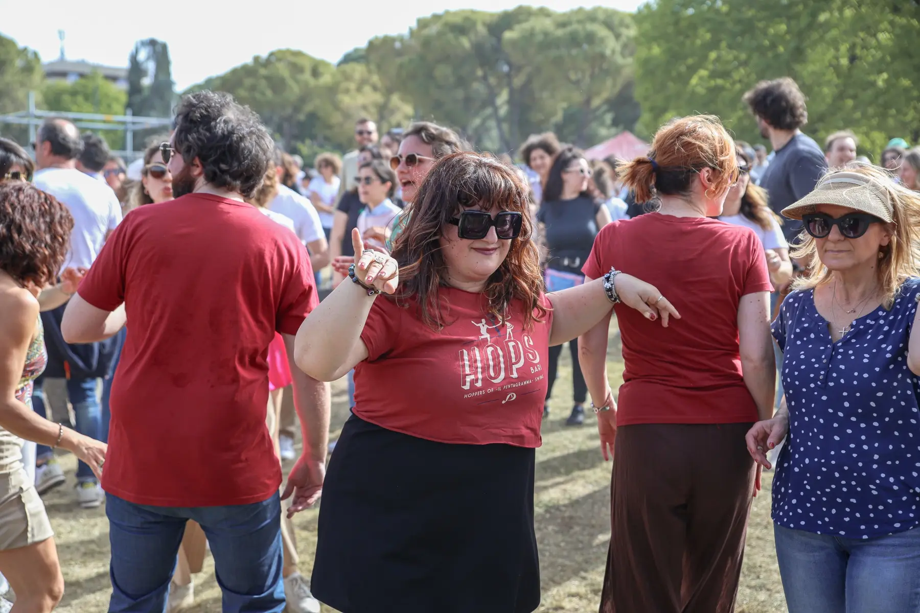 Pubblico che balla a braccia alzate nel parco durante il Primo Maggio Barese