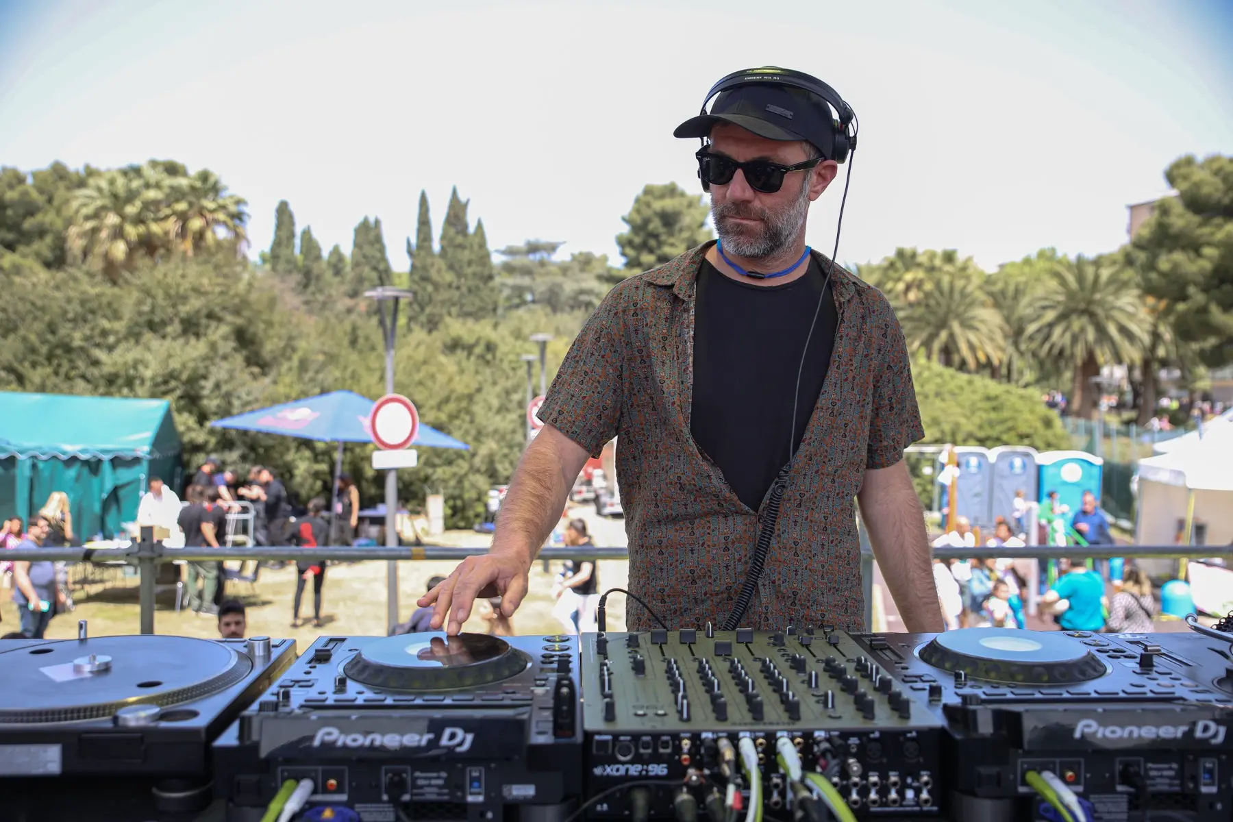 DJ al mixer sul palco del Basket Stage