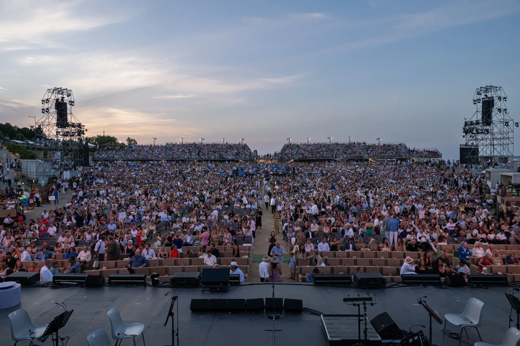 L'anfiteatro di Lajatico esaurito al tramonto, visto dal palco